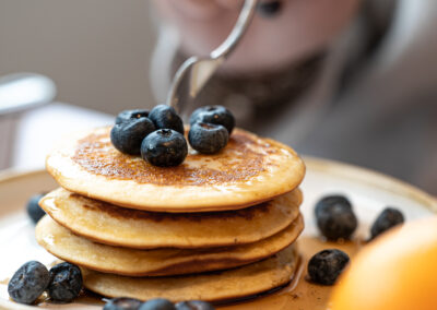 Dettaglio fotografia di food di Elisa Fedrizzi. Pancakes con mirtilli