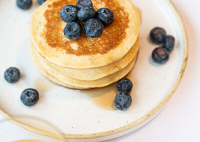 Dettaglio fotografia di food di Elisa Fedrizzi. Pancakes con mirtilli