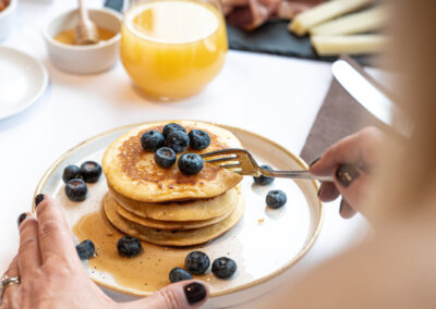 Dettaglio fotografia di food di Elisa Fedrizzi. Pancakes con mirtilli