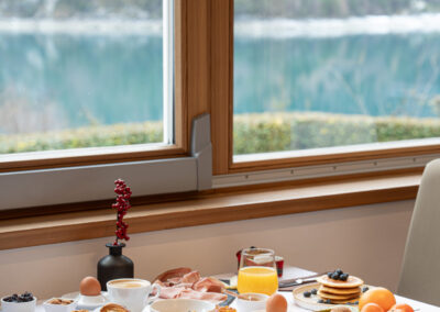 Panoramica colazione Grand Hotel Molveno, luce naturale, stile elegante minimal, fotografia food di Elisa Fedrizzi
