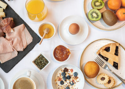 Panoramica colazione Grand Hotel Molveno, luce naturale, stile elegante minimal, fotografia food di Elisa Fedrizzi