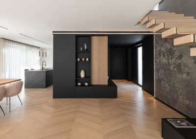 Fotografia di interni living di una casa di design, progetto residenziale elegante e minimal realizzato da architetto Valorz