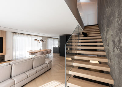 Fotografia di interni living di una casa di design, progetto residenziale elegante e minimal realizzato da architetto Valorz