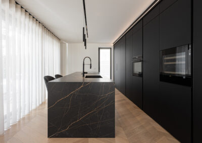 Fotografia di interni cucina di una casa di design, progetto residenziale elegante e minimal realizzato da architetto Valorz