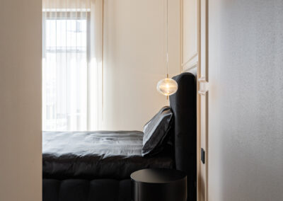 Fotografia di interni camera da letto di una casa di design, progetto residenziale elegante e minimal realizzato da architetto Valorz