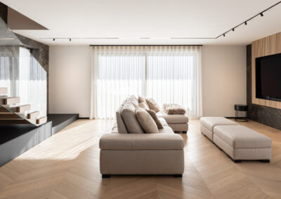 Fotografia di interni living di una casa di design, progetto residenziale elegante e minimal realizzato da architetto Valorz