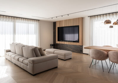 Fotografia di interni living di una casa di design, progetto residenziale elegante e minimal realizzato da architetto Valorz