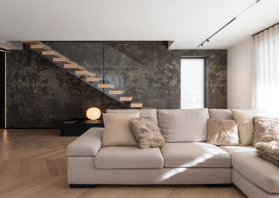 Fotografia di interni living di una casa di design, progetto residenziale elegante e minimal realizzato da architetto Valorz