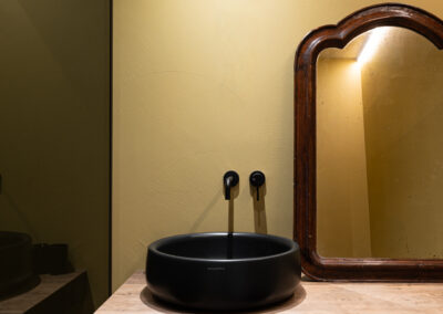 Dettaglio lavabo con specchio retroilluminato in progetto residenziale a Madonna di Campiglio fotografato da Elisa Fedrizzi.