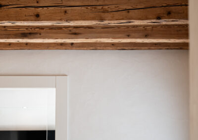 dettaglio travi in legno e struttura del soffitto