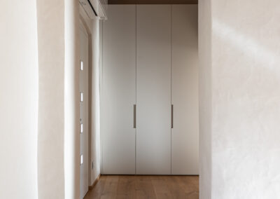 interni casa con materiali naturali legno e pietra