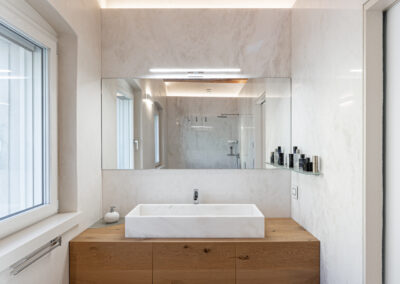 bagno con travi a vista