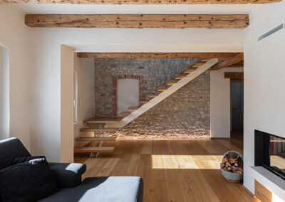 living open space casa design Feltre con travi in legno a vista