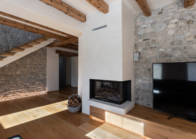 soggiorno con camino moderno casa design Feltre