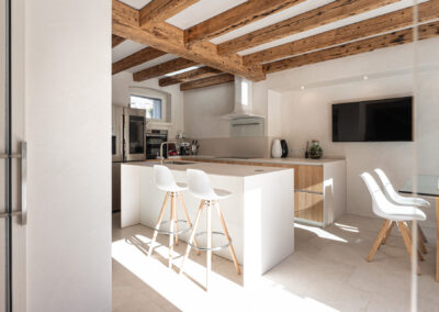 cucina moderna con isola in casa di design Feltre