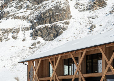 Rifugio alpino di design a Pejo immerso nel paesaggio del Parco dello Stelvio, fotografia di architettura di montagna
