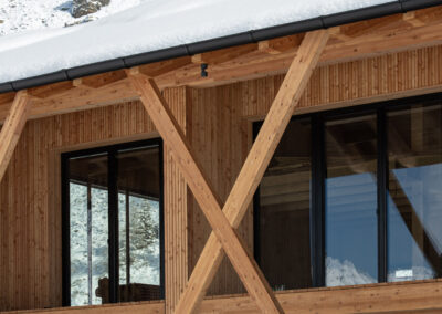 rifugio di alta quota integrato nella natura alpina