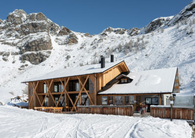rifugio di alta quota integrato nella natura alpina