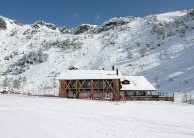 rifugio di alta quota integrato nella natura alpina