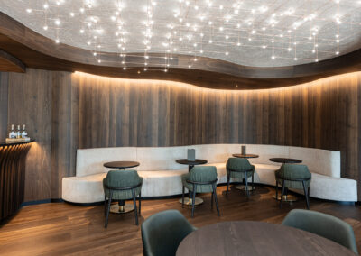 Sala lounge dell'Hotel Miravalle con soffitto luminoso e arredi contemporanei
