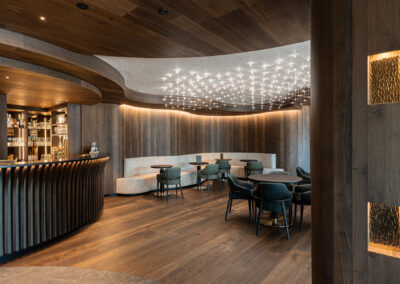 Interni dell'Hotel Miravalle con arredi in legno e dettagli di design