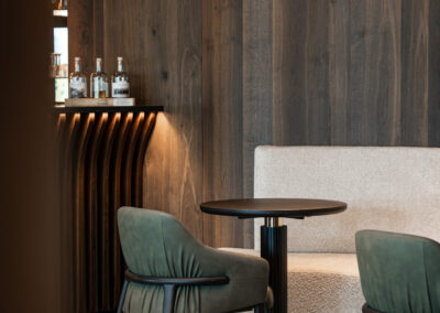 Tavolino e sedute di design negli interni dell'Hotel Miravalle