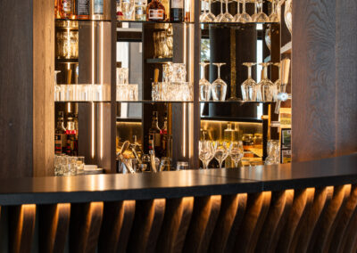 Dettaglio della bottigliera del bar dell'Hotel Miravalle con finiture in legno