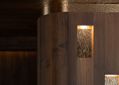 Dettaglio di legno e illuminazione integrata negli interni dell'Hotel Miravalle