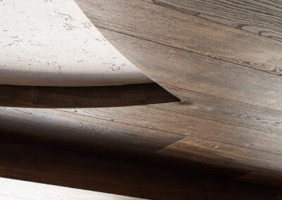Dettaglio del rivestimento in legno e delle finiture degli interni dell'hotel