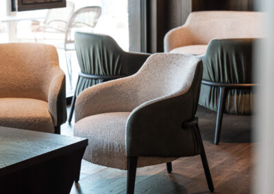 Poltrona di design accanto alla finestra negli interni dell'Hotel Miravalle