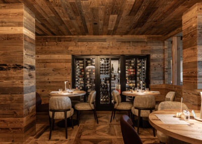 Sala ristorante dell'Hotel Miravalle con arredi in legno e luce calda