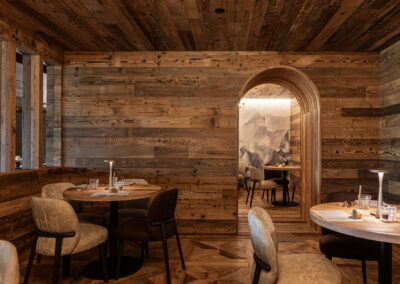 Interni del ristorante dell'Hotel Miravalle con tavoli e rivestimenti in legno