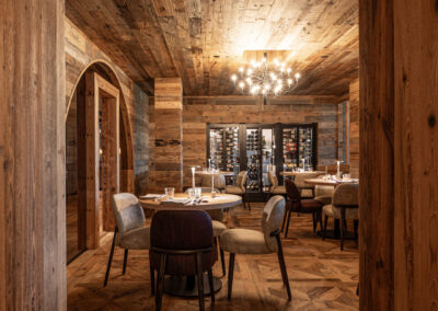 Stube dell'Hotel Miravalle con arredi in legno e dettagli contemporanei